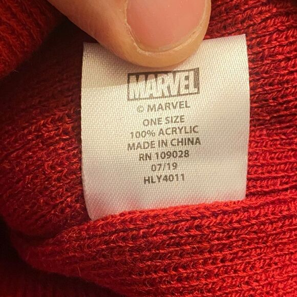 Captain Marvel Avengers Marvel Cuffed Beanie Hat Cap One Size OS NWT - Picture 4 of 4
